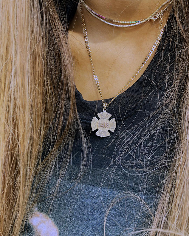 Pete Davidson Gives Ariana Grande His Pendant Of Late Dad S Fdny Badge E Online Uk